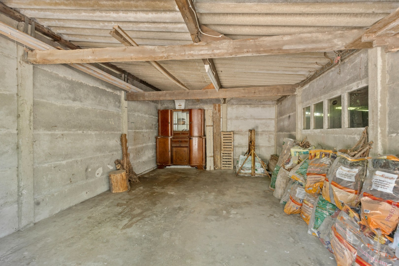Ruime te renoveren woning met 3 slaapkamers in Lubbeek met doorgang langs het perceel van de buren. EPC: 736 KWH/m² 
