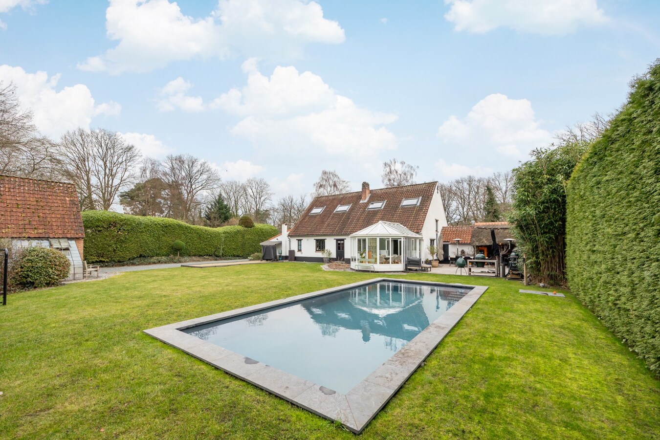 Charmante en ruime woning met zwembad en bijgebouw op toplocatie 