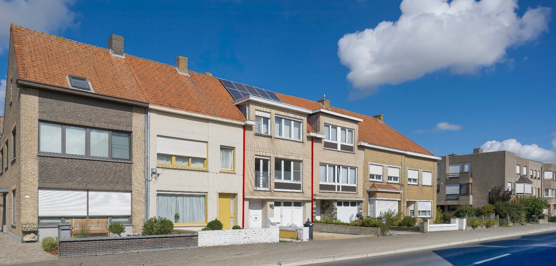 Instapklare bel-etagewoning met garage, zonnepanelen en aangename buitenruimte in het centrum van Heist. 