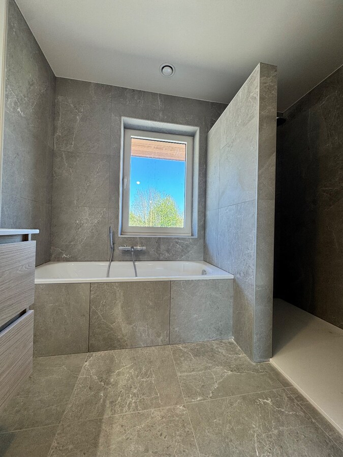 Instapklare nieuwbouwwoning met 4 slaapkamers en bureau te Kortemark 