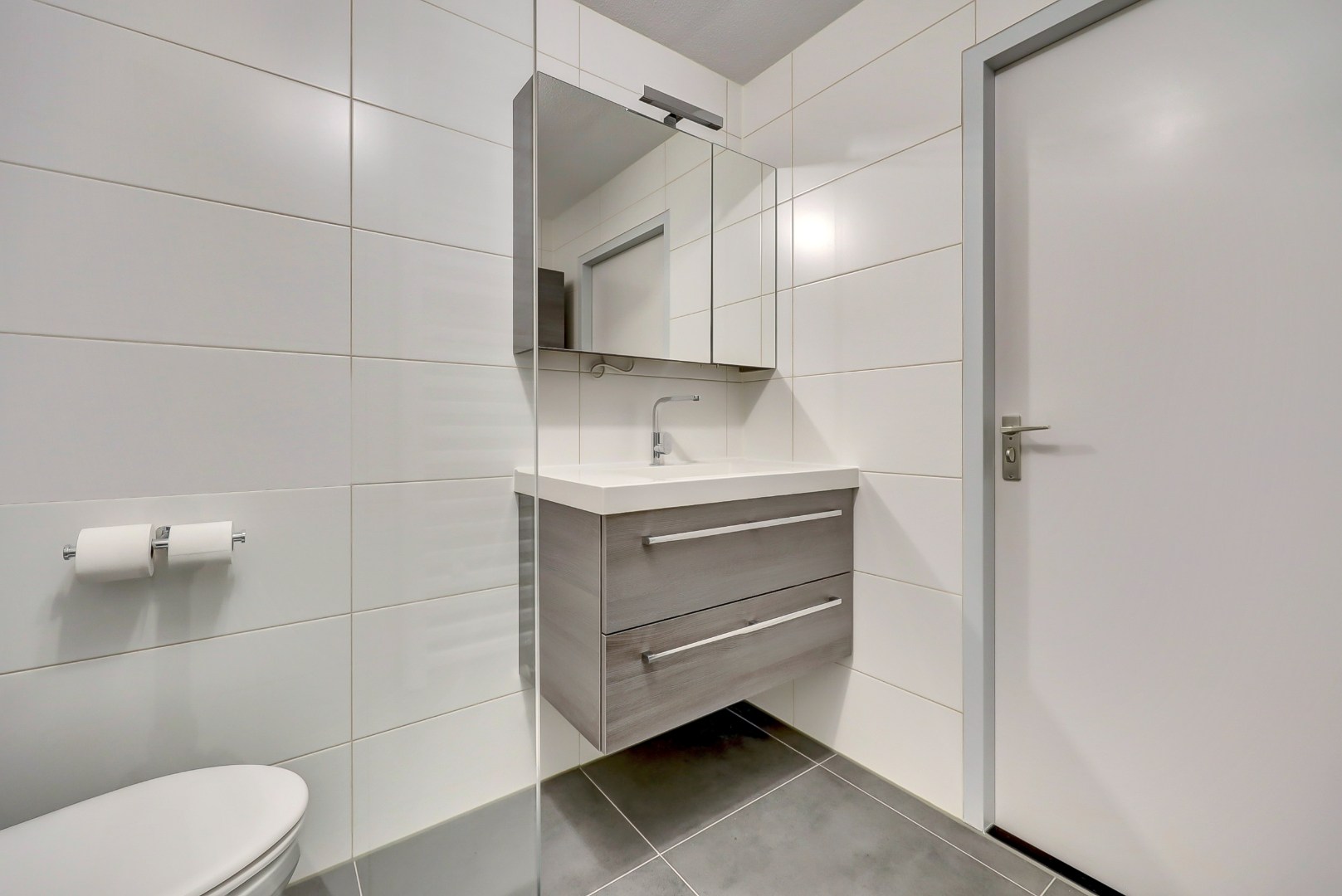 Ruime en lichte 2-onder-1-kap woning met parkeerplaats, garage, 3 slaapkamers, en zonnige tuin op het zuidwesten direct aan het water 