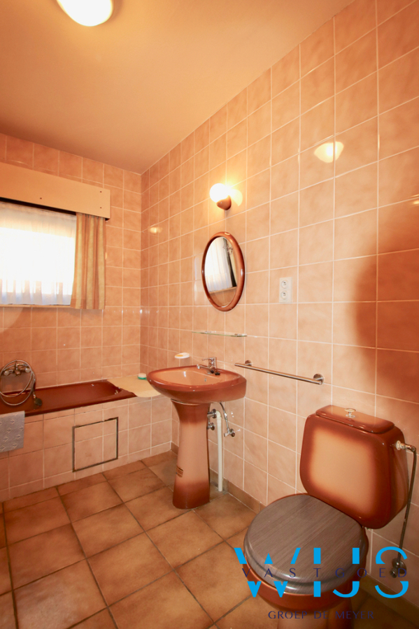 Stevige bungalow op een prachtig perceel van 925 m² te SLEIDINGE ! 