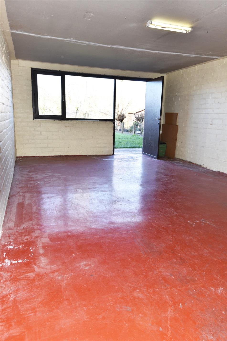 Op te frissen woning met 3 slpks, garage en tuin gelegen te Eeklo 