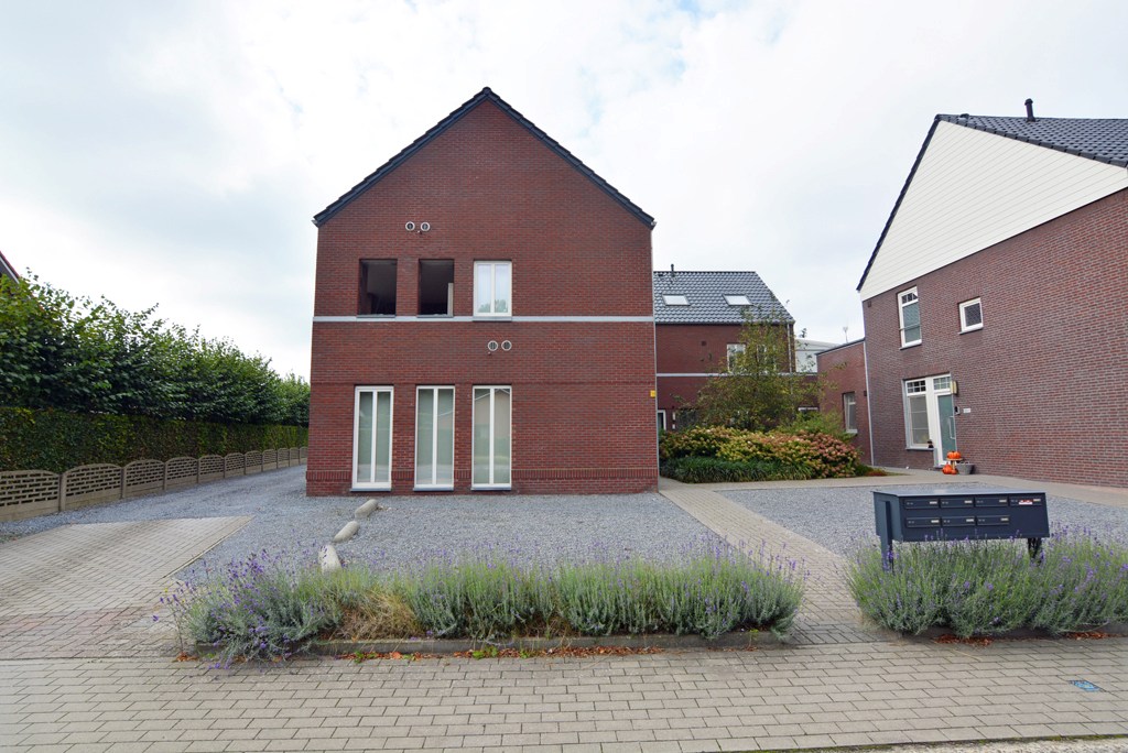 Energiezuinig duplex-appartement met 2 slpk, terras en carport met berging. 