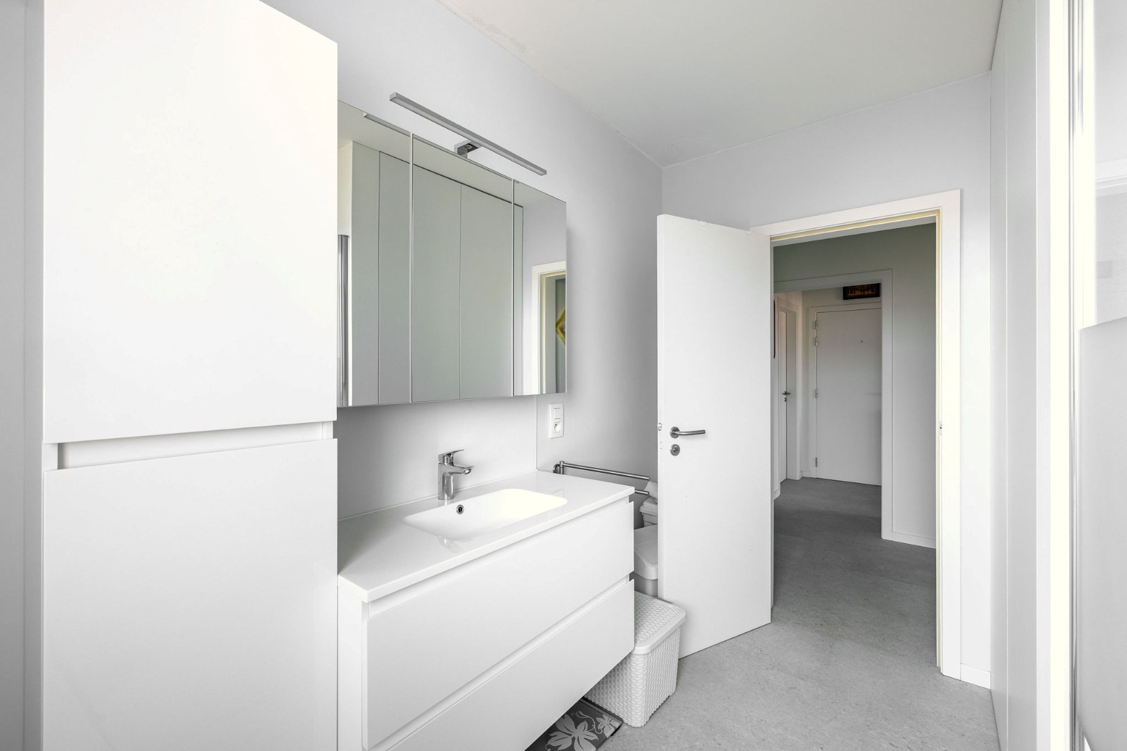 Ruim appartement met 2 slaapkamers, dubbele garage en twee terrassen te Aalst 