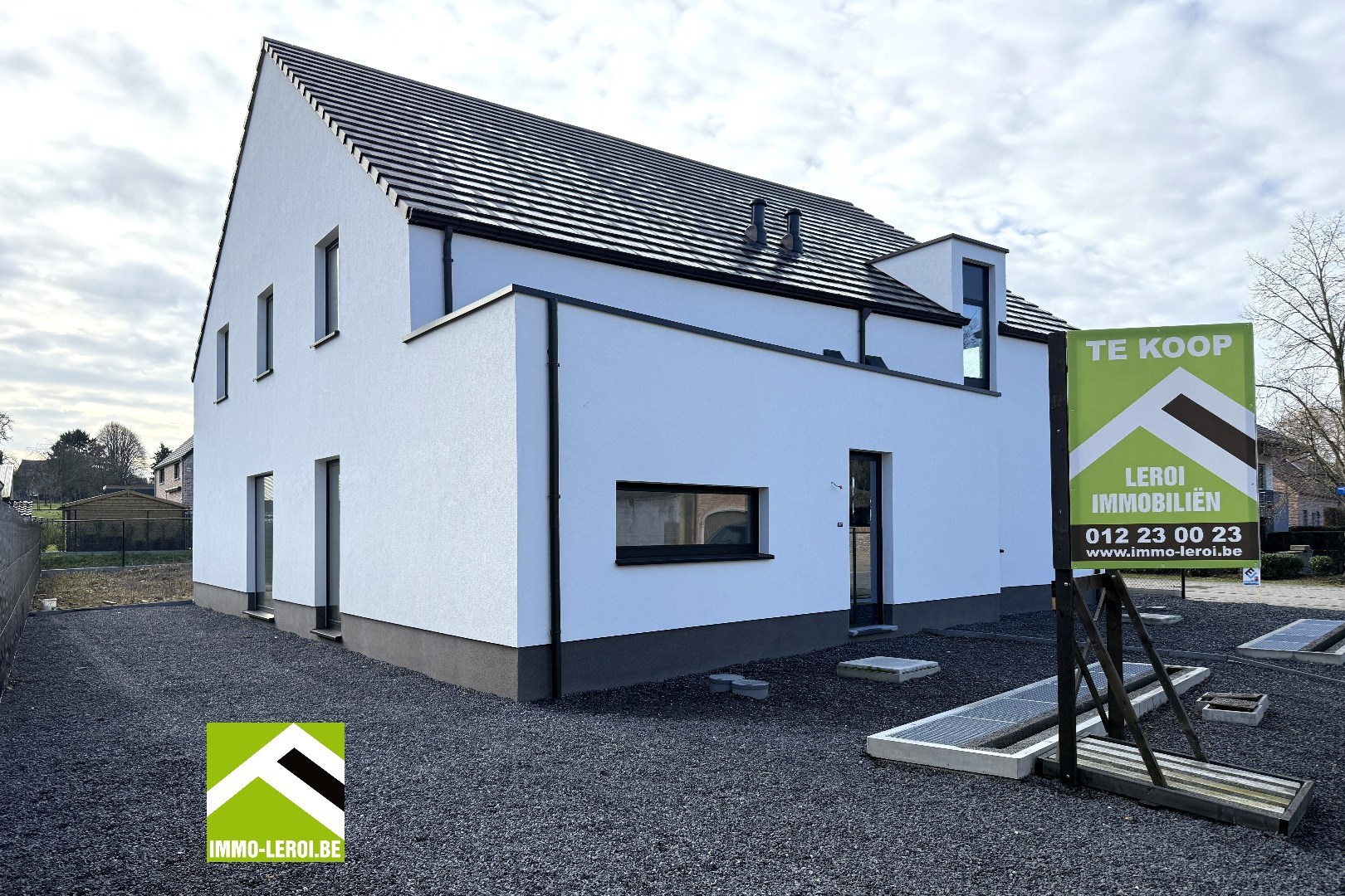 Voorgevel in doorgang tuin