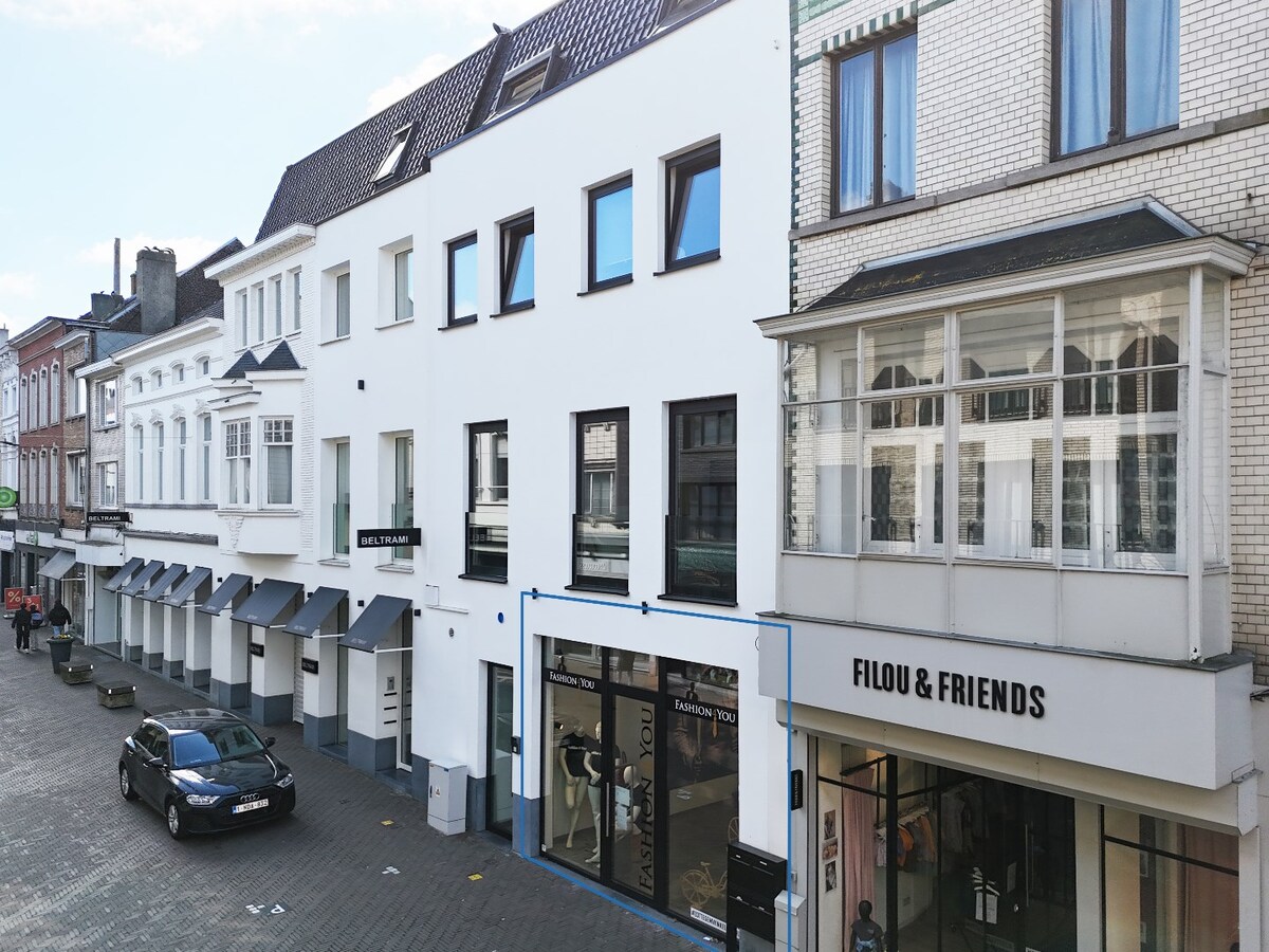 Nieuwbouw (2022) winkelruimte in Stationsstraat te centrum Zottegem 