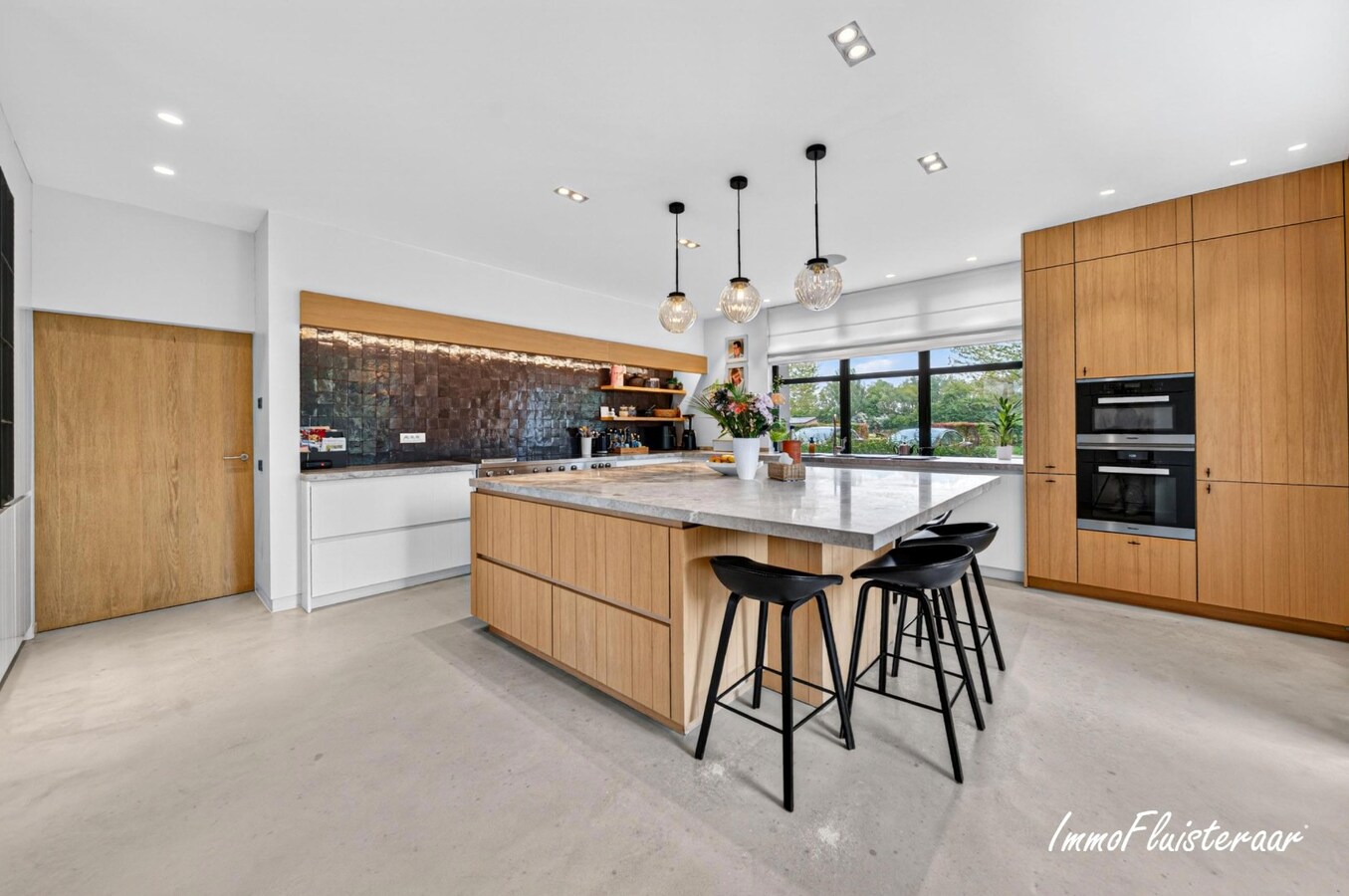 Exclusieve villa met professionele hippische accommodatie op ca. 14,5 ha (mogelijkheid tot aankoop extra gronden) te Astene (Deinze) 