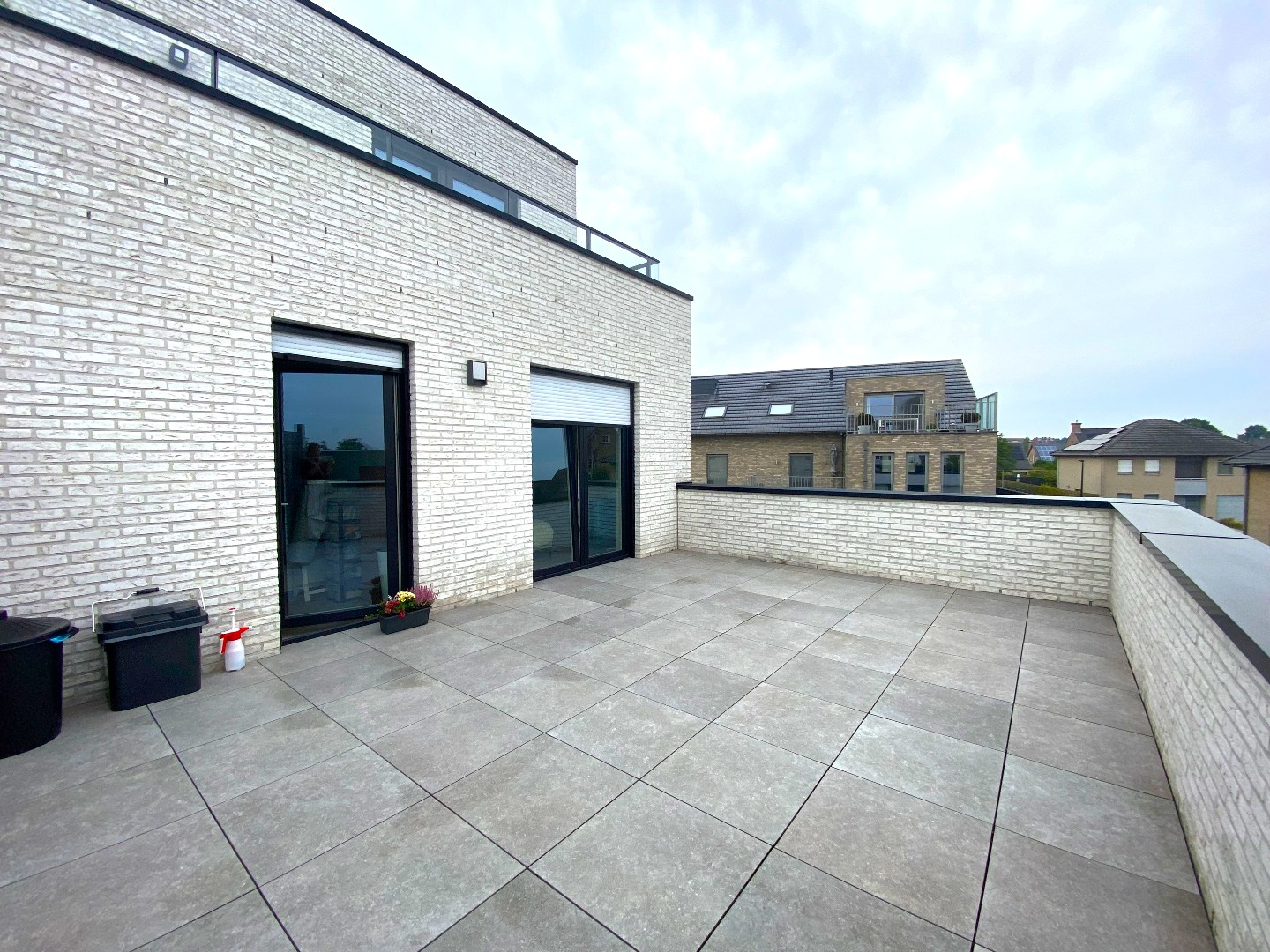 Hedendaags appartement met 2 grote terrassen op centrale ligging! 
