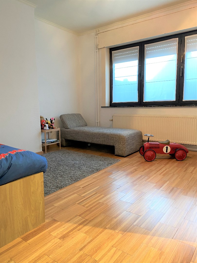 Up-to-date en bijzonder ruime gezinswoning met garage te Zwevegem 