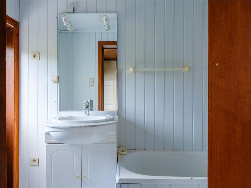 Een buitenkans van een renovatieproject: te renoveren rijwoning in centrum van Eeklo 