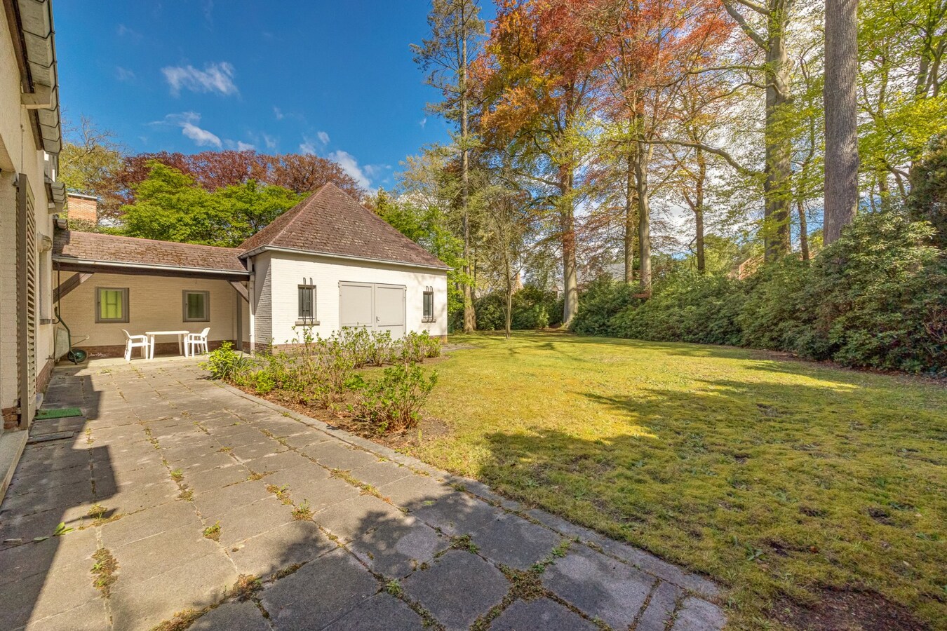 Villa met praktijkruimte en dubbele garage op riant perceel van 2.010 m² te Schoten 