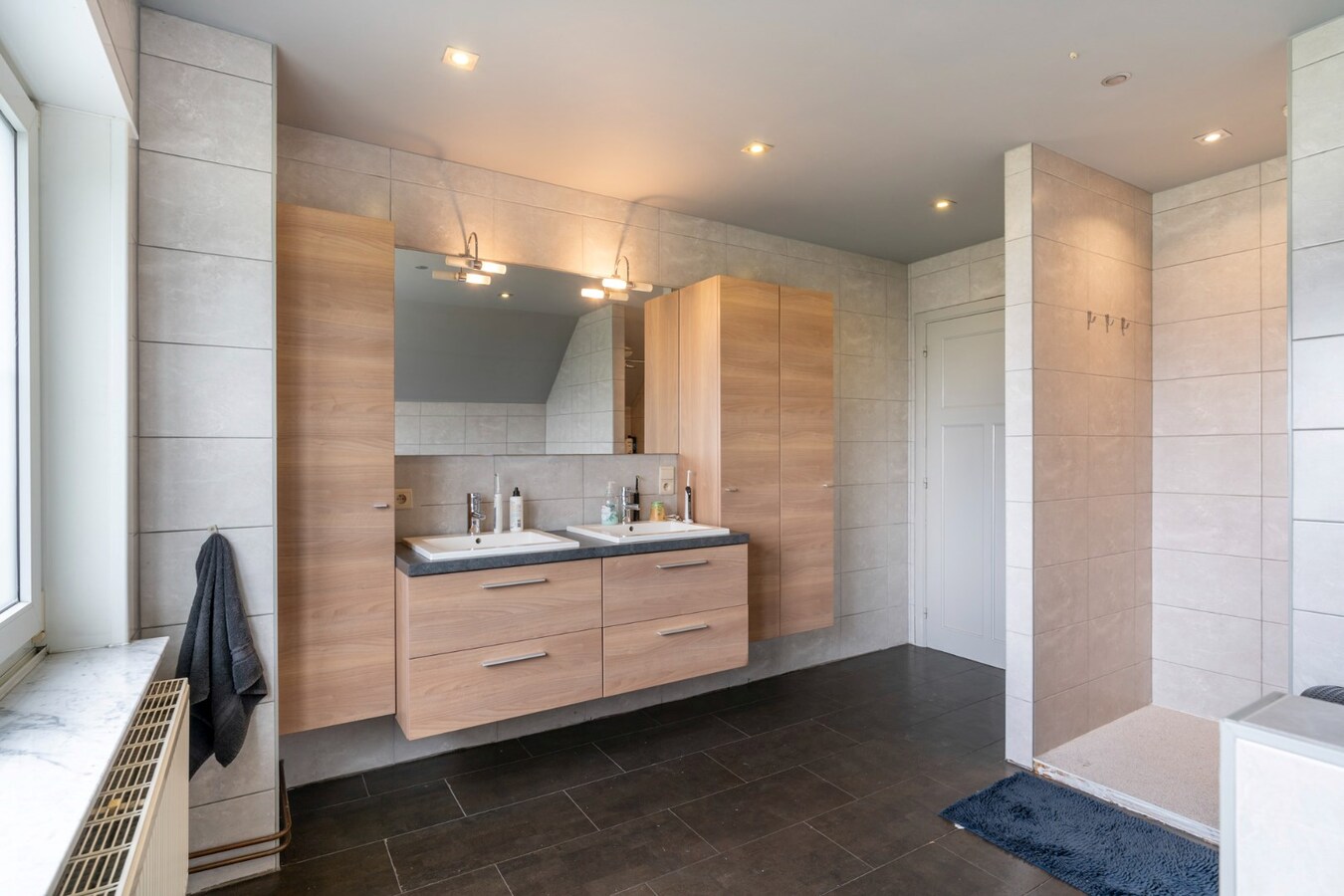 Ruime woning met 4 slaapkamers op een zeer ruim perceel. 