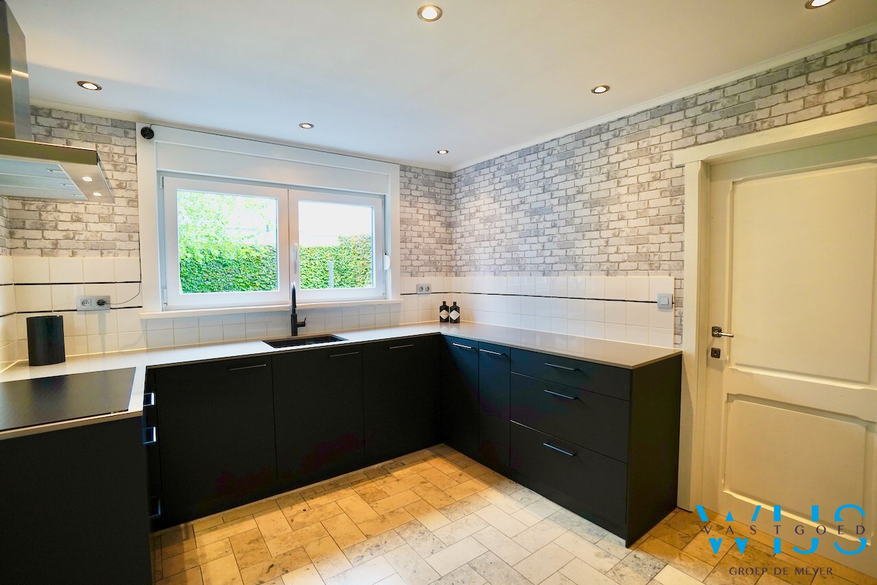 Ruime gezinswoning met 5 slaapkamers te Zelzate! 