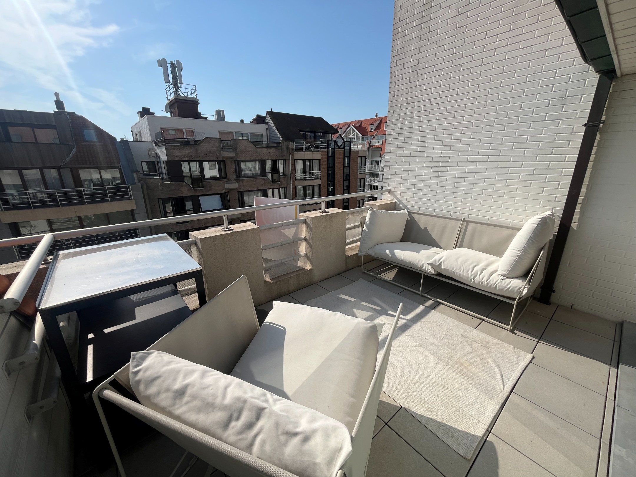 Stijlvol appartement met 2 zonnige terrassen op een toplocatie in Knokke Centraal gelegen tussen zeedijk en Lippenslaan. 