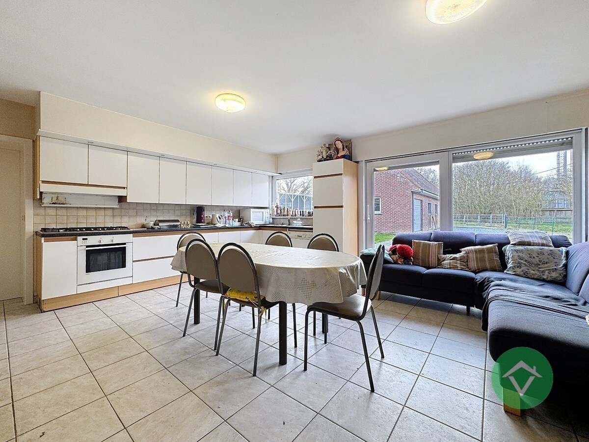 Alleenstaande woning met naastliggend stuk bouwgrond en weide te Eernegem 