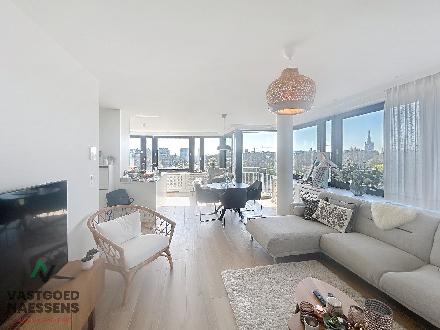 Magnifique appartement de 2 chambres avec vue panoramique et terrasse. 