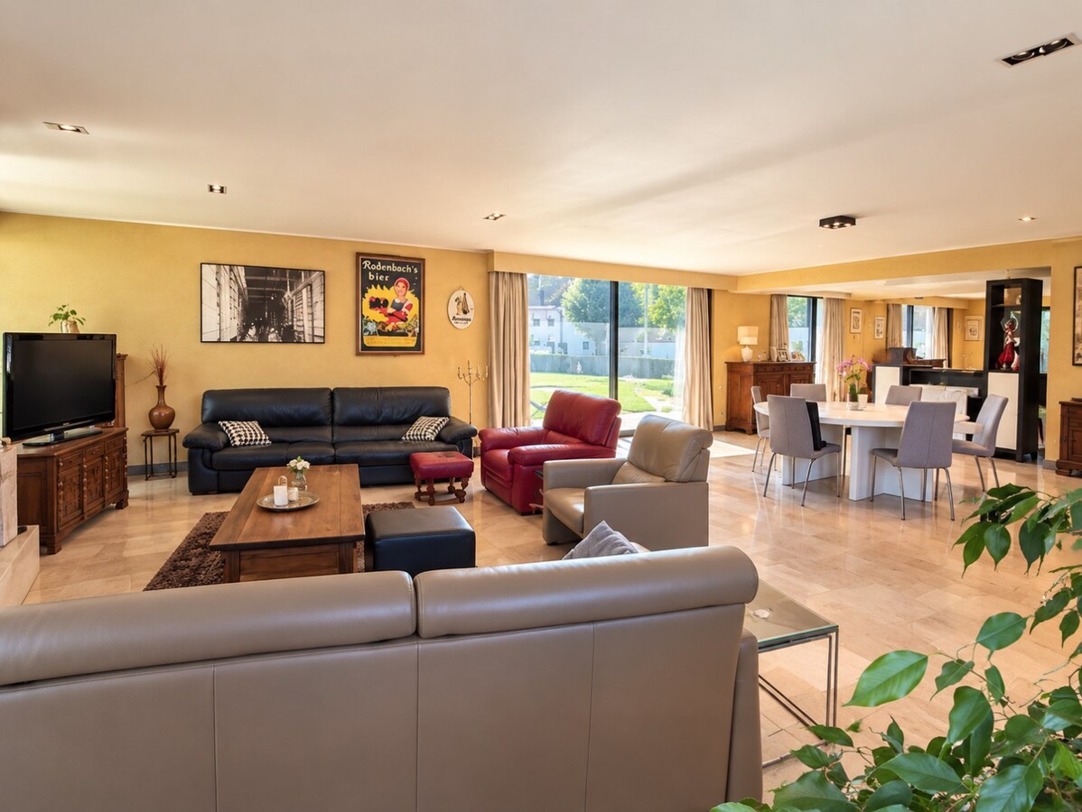 Unieke Villa te Roeselare op 2258m² met 28 zonnepanelen en 432m² bewoonbare oppervlakte! 