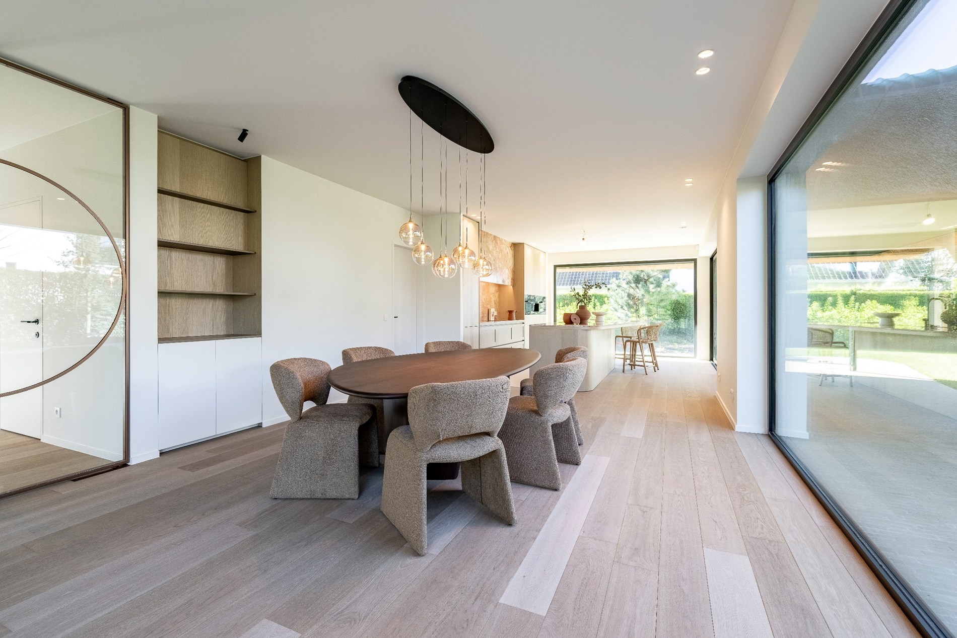 Indrukwekkende nieuwbouwvilla in hartje Zoute op enkele passen van de golf te Knokke. 