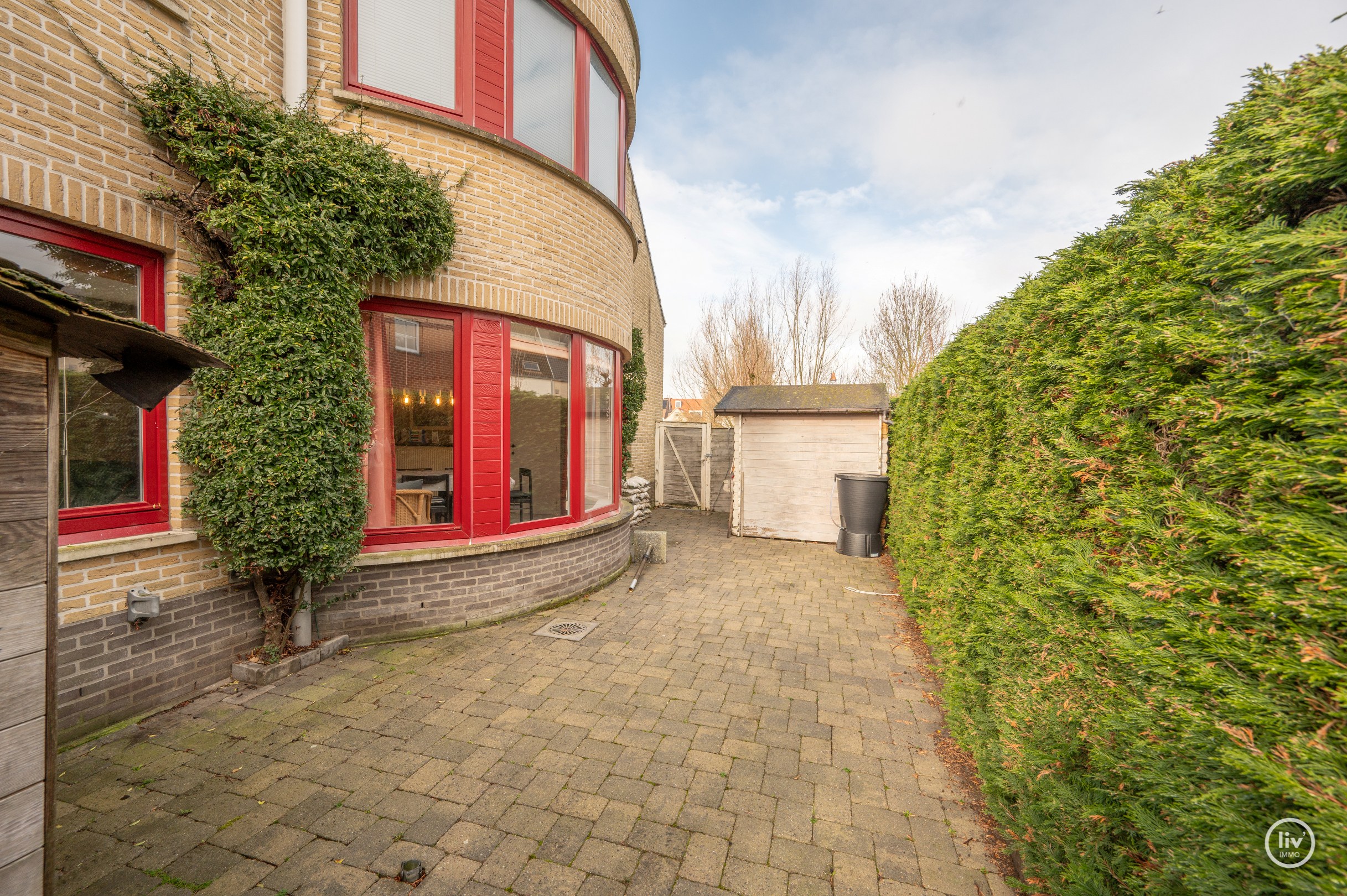 Ruime woning met 4 slaapkamers gelegen in centrum Knokke vlakbij Duinenwater. 