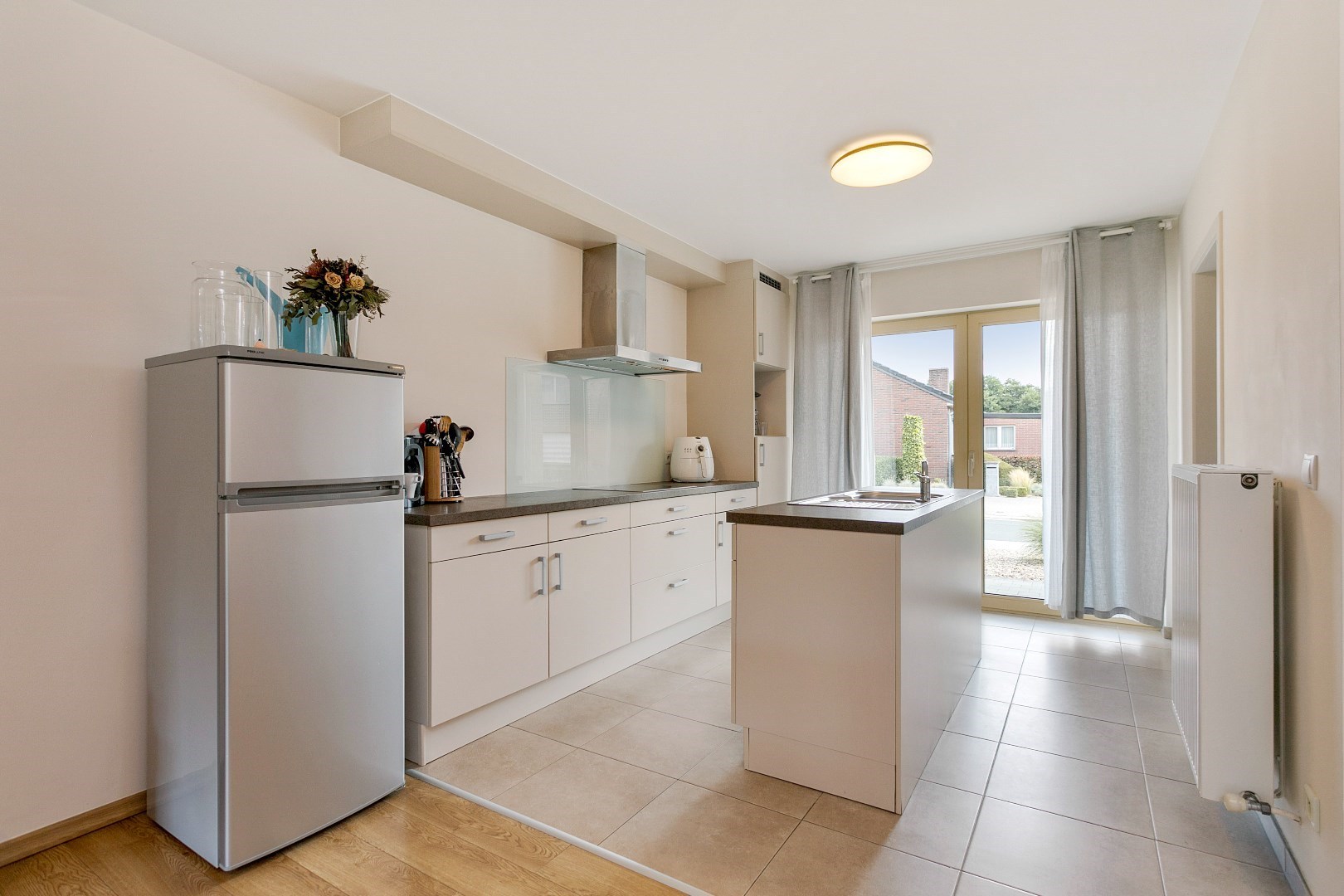 Modern, gelijkvloers appartement met 2 slpk, ondergrondse parking en tuin. 