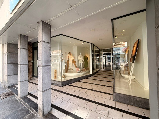 Handelspand te huur op toplocatie in het centrum van Maaseik. 