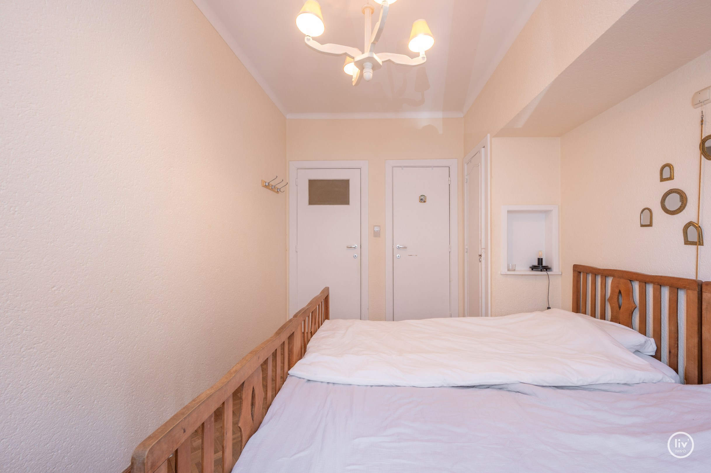 Zonnig HOEKappartement gelegen op de Van bunnenlaan met zicht op de Heilighart kerk te Knokke. 