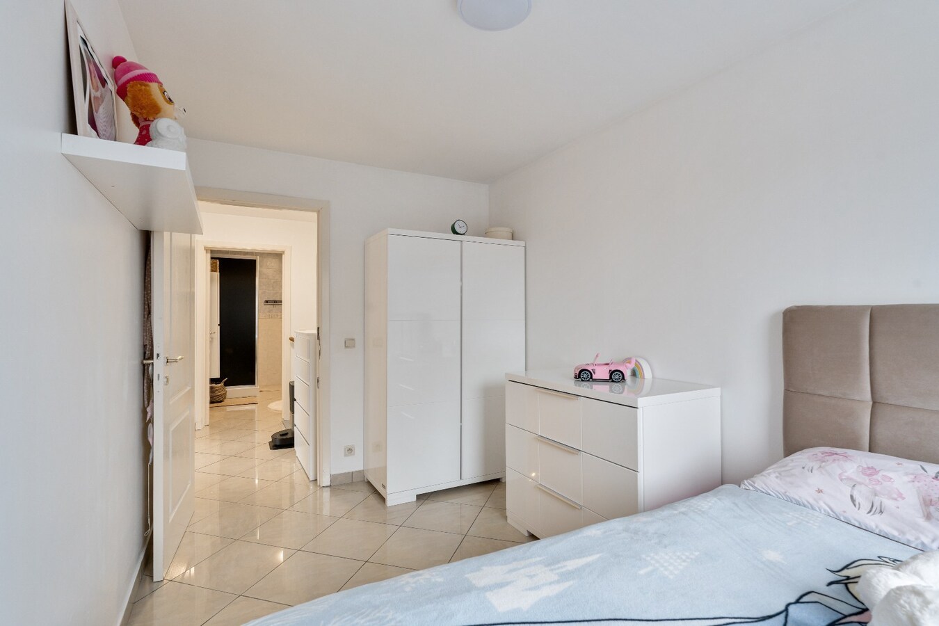 Ruim energiezuinig duplexappartement (146 m²) -  kwaliteitslabel B -  3 slaapkamers, terras en private buitenparking. 