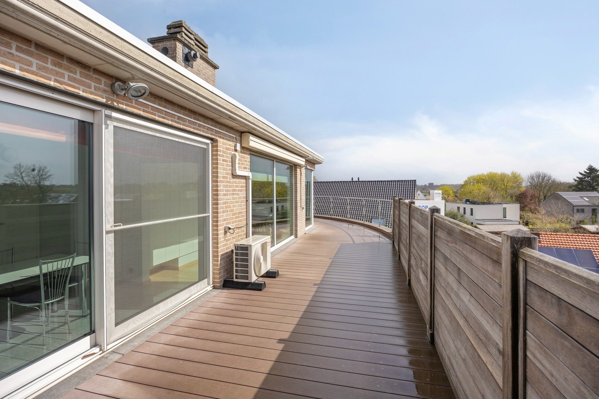 Instapklare penthouse met 2 slaapkamers en terras van 60m² , 4 kelders en garagebox in Korbeek-Lo! – EPC 199 kWh/m² - bewoonbare opp. 131 m² 
