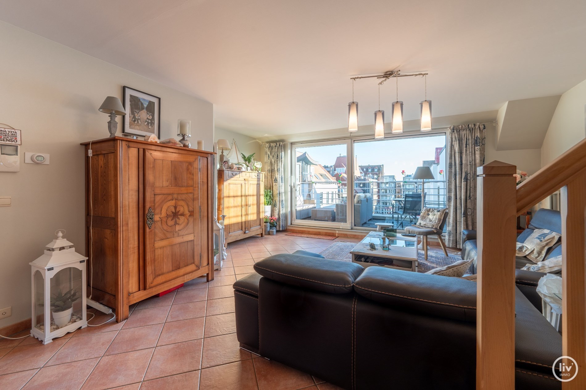 Appartement spacieux avec 3 chambres et 2 salles de bains à Knokke avec vue dégagée sur la rue. 