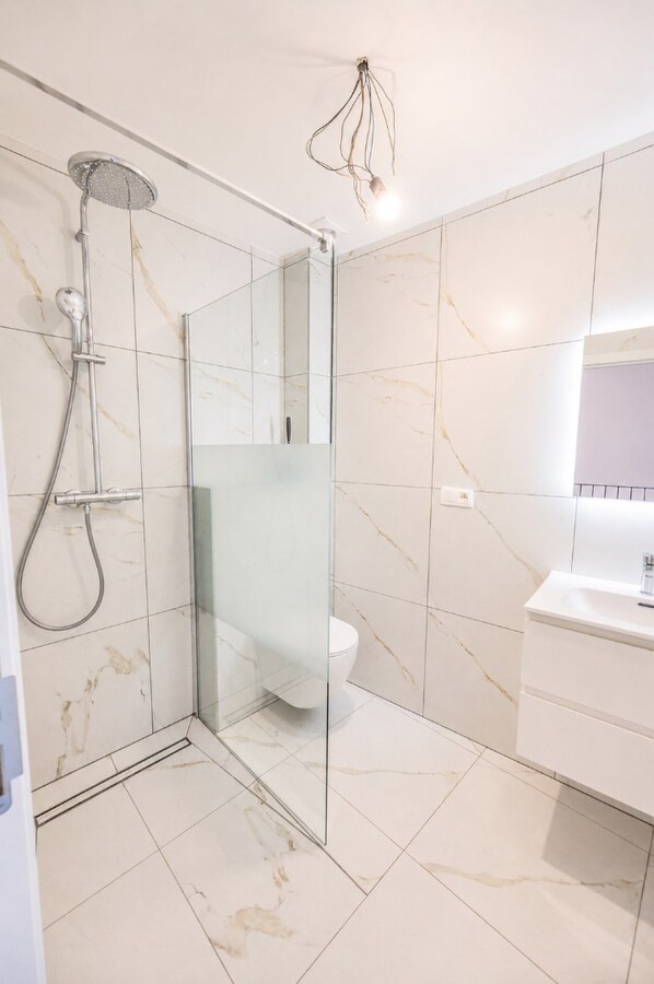EXCLUSIEF GERENOVEERDE WONING NABIJ SPUIKOM 