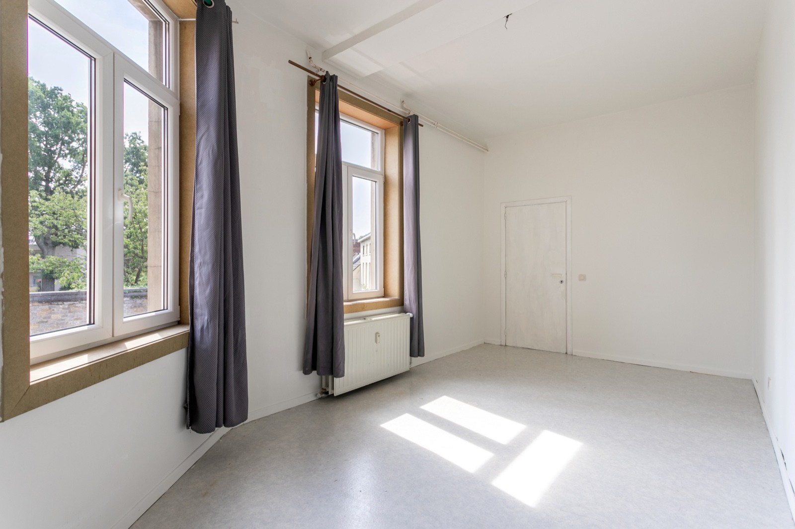 Opbrengsteigendom met 2 vergunde appartementen en kelders in het centrum van Halle 