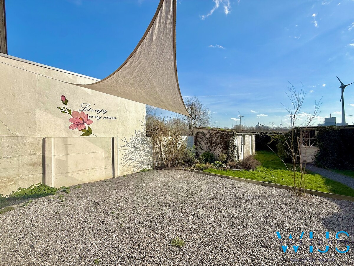 Zeer ruim en stevig woonhuis MET garage te Rieme ! 