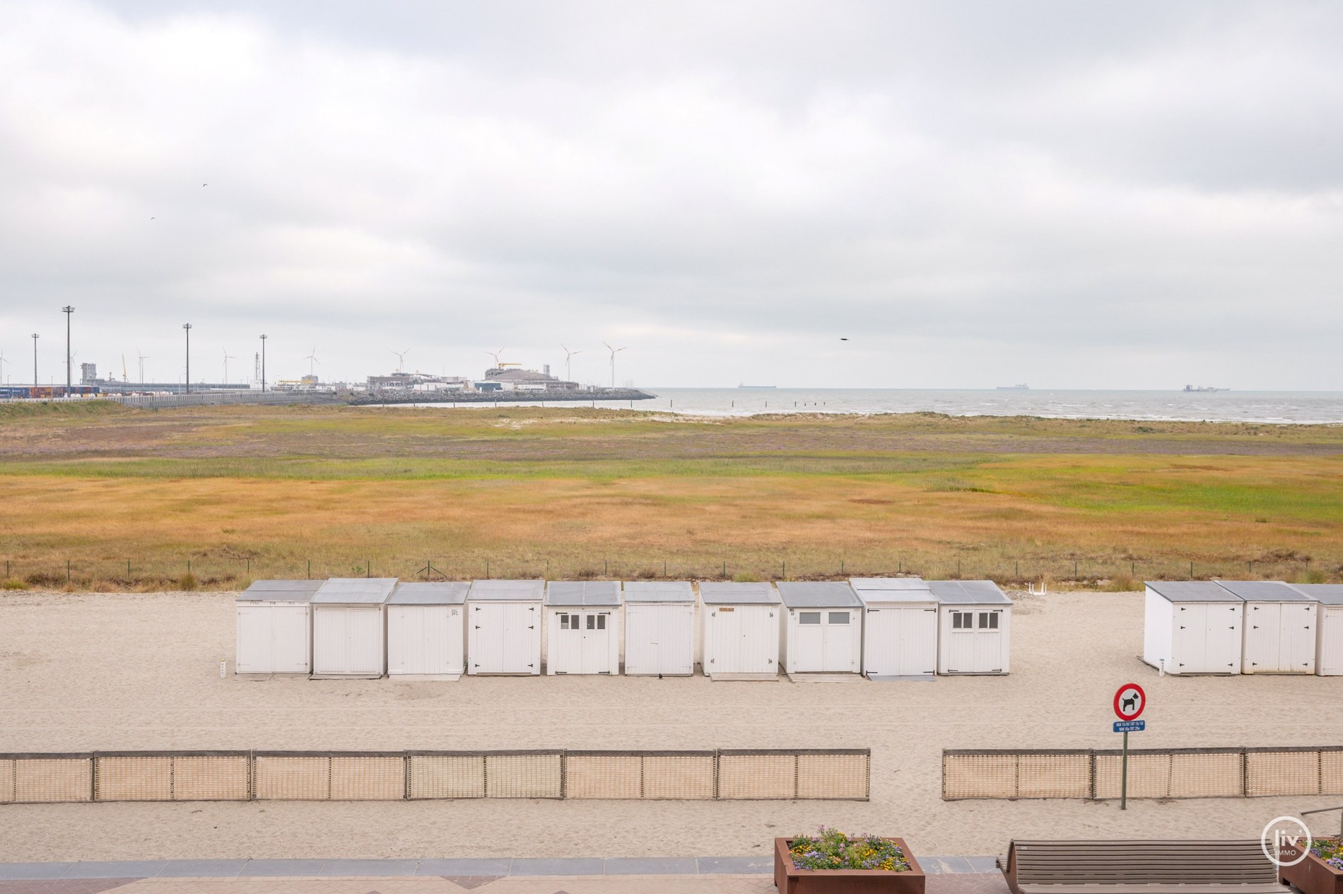 Vivez la sensation côtière ultime dans ce studio récemment rénové et prêt à emménager, idéalement situé sur la digue de Knokke. 