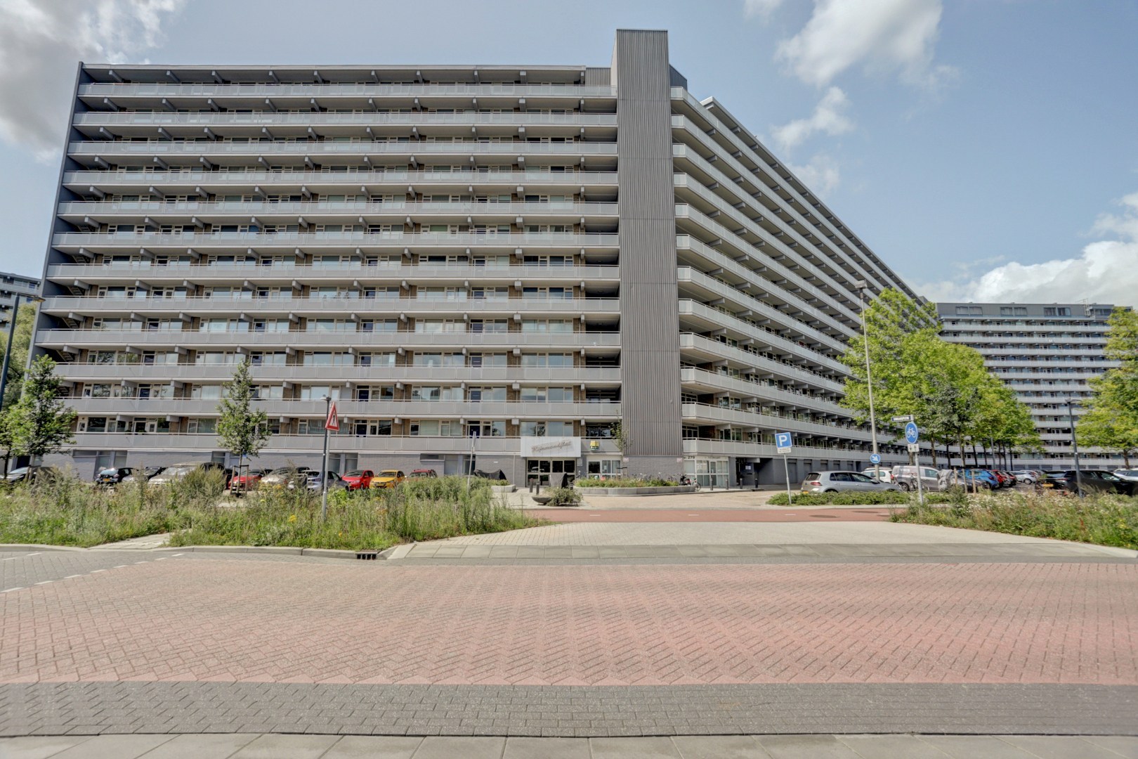 Zonder klussen te betrekken dit fraaie 4-kamer appartement op de 10e verdieping met 3 slaapkamers, fraaie keuken, moderne badkamer, mooi uitzicht en gelegen aan een groen park! 