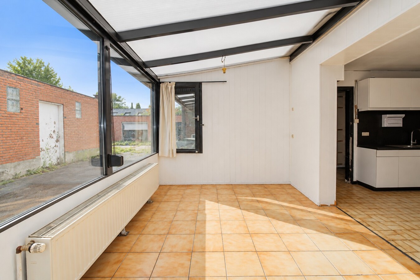 Te koop: Rustig gelegen halfopen bebouwing met 4 slaapkamers, 4 garages en ruime tuin in Sint-Niklaas 