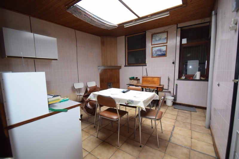 Grondig op te knappen woning met tuin, op toffe ligging. 