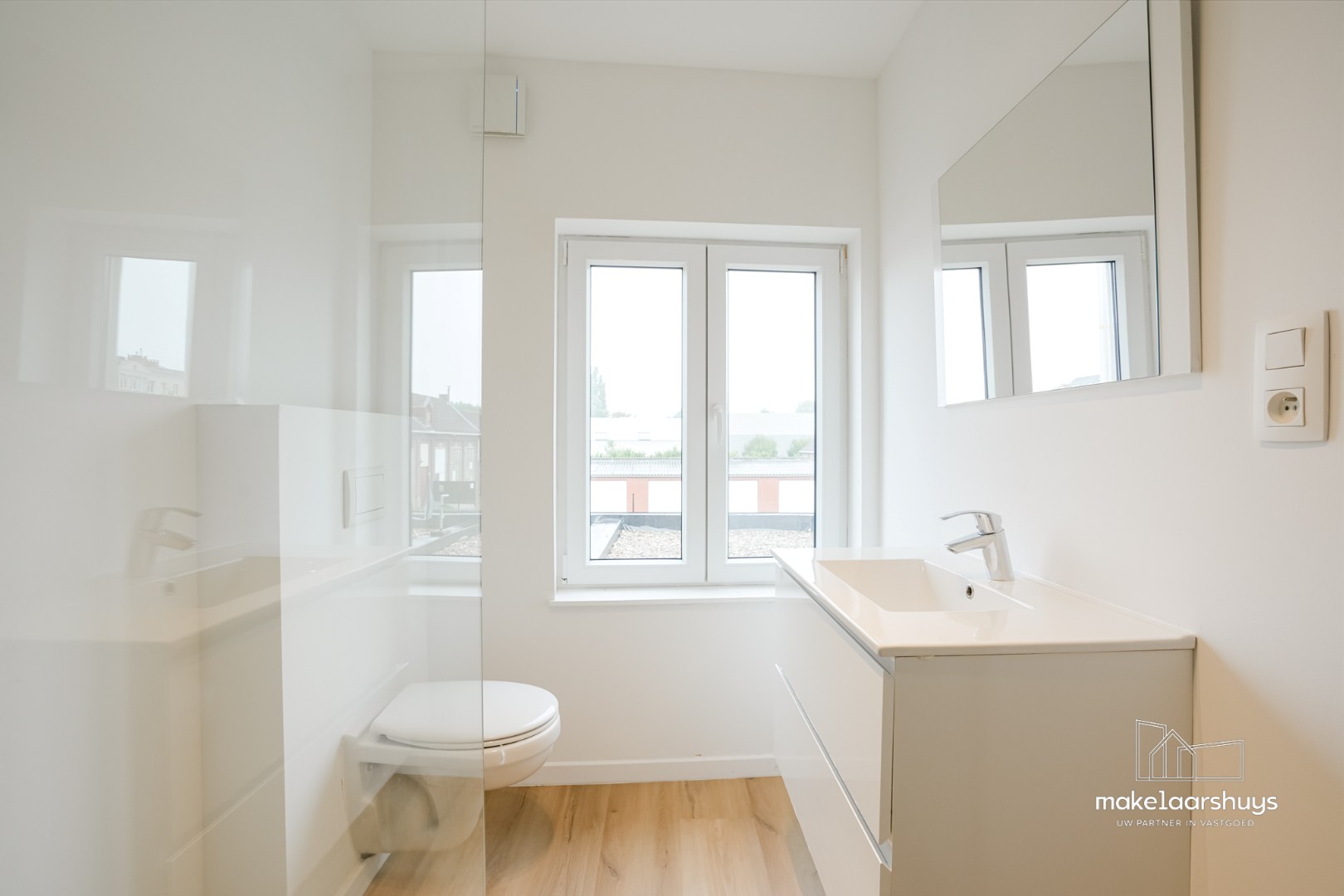 Instapklare gerenoveerde woning in rij met terras, tuin en garagebox 
