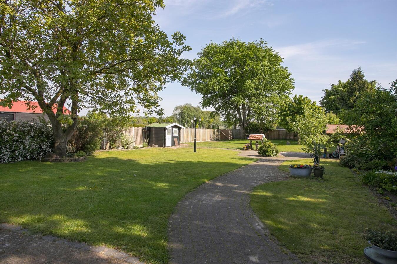 Gemoderniseerd vrijstaand landhuis met veel authentieke elementen en met riet afdekte kap, op een perceel van 1383 m2 grond aan de Heijerstraat 15 te Westerhoven. 