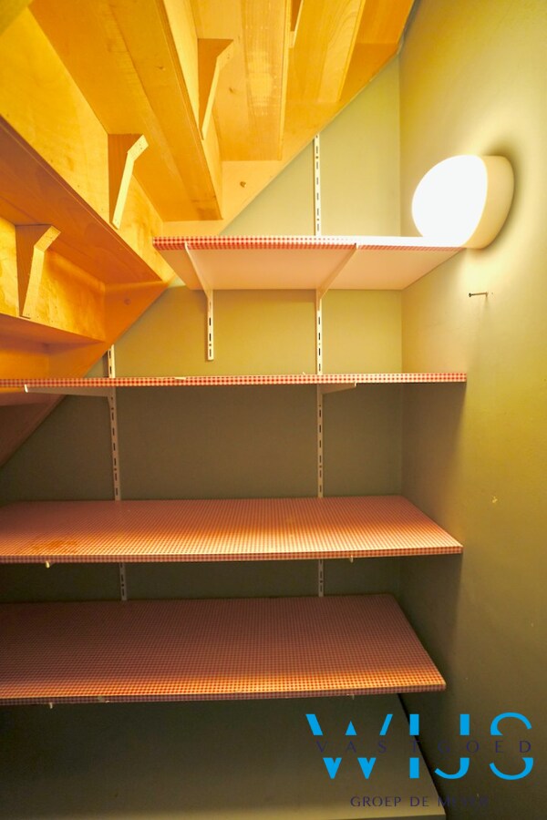 Instapklaar woonhuis in woonwijk te Eeklo! 