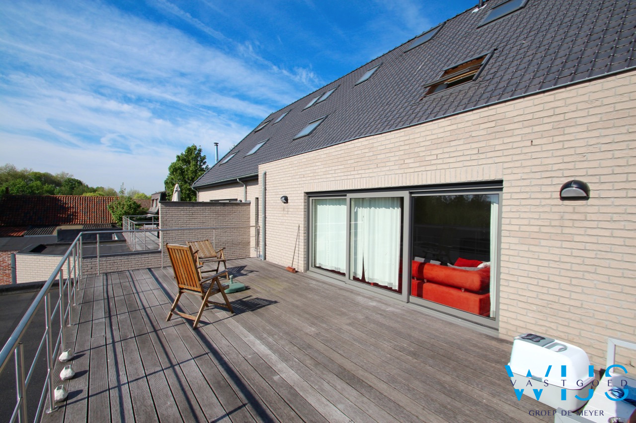 Zeer ruim instapklaar 4 slaapkamerappartement met garage en staanplaats te ERTVELDE 