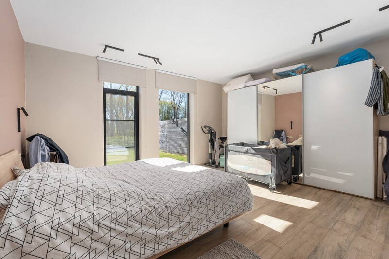 Moderne villa met hippisch complex op 15.856m² 