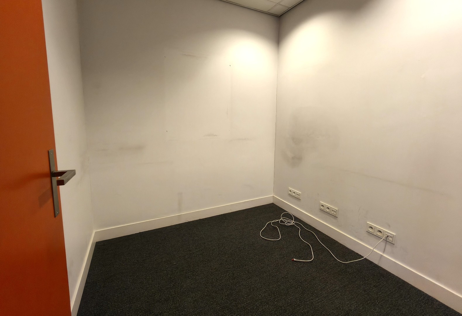 UITSTEKEND GELEGEN HANDELSPAND - MODERN INGERICHT EN INSTAPKLAAR 