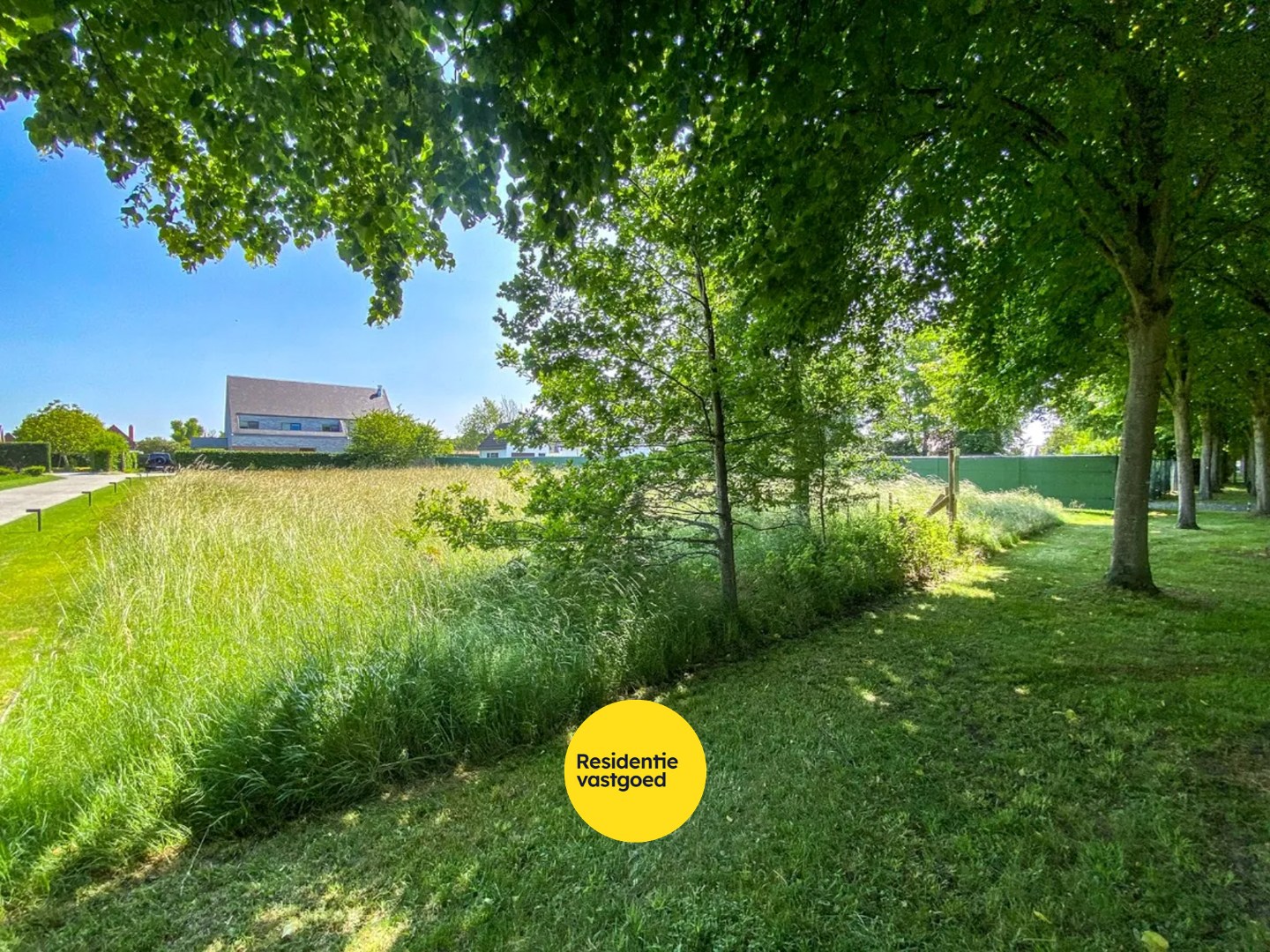 Ruim perceel van 1064 m² in residentiële wijk bestemd voor open bebouwing te Oostduinkerke (Koksijde). 