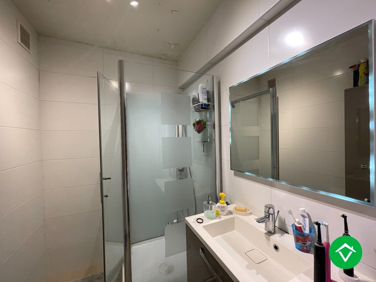 Centraal gelegen appartement met 2 slaapkamers en garage te Roeselare 