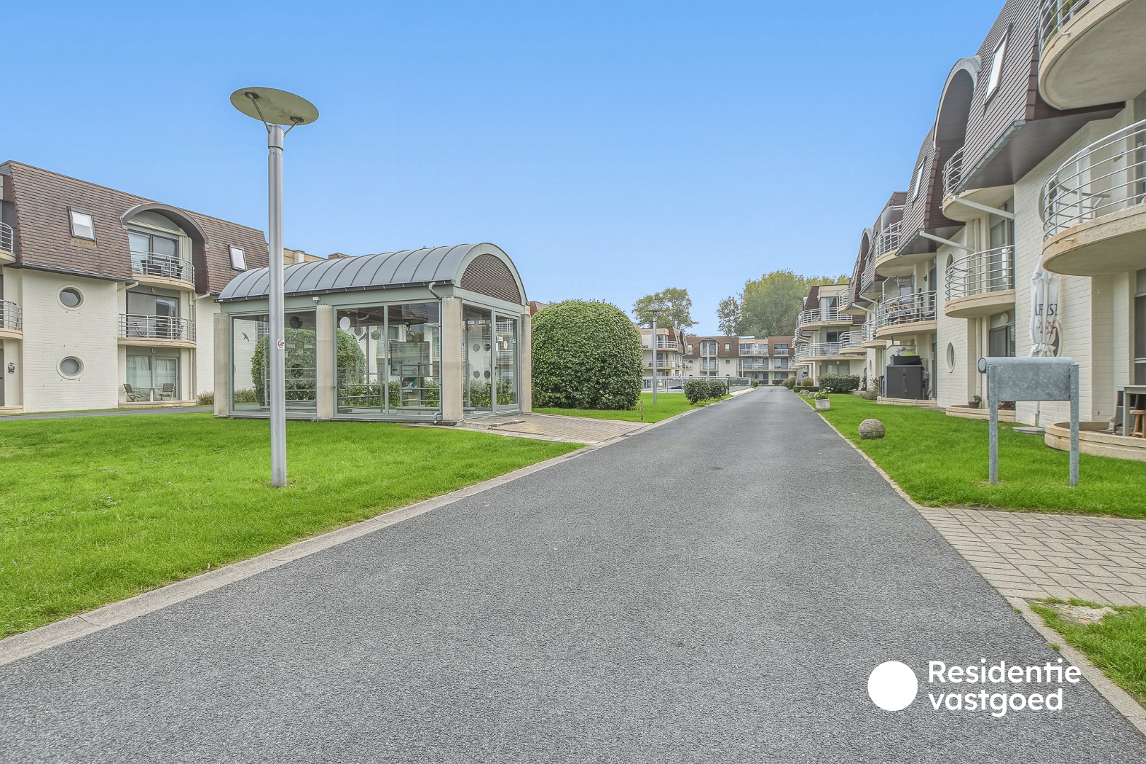 Instapklaar éénslaapkamerappartement met terras en zwembad te Bredene! 
