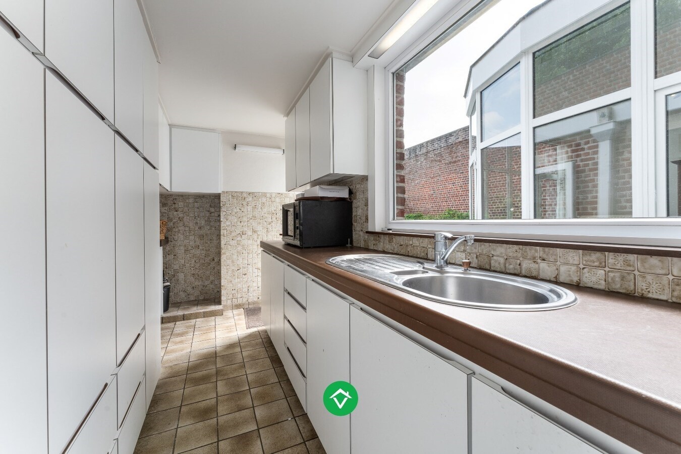 Ruime woning met 7 slaapkamers en loods (320m²) in centrum Roeselare 