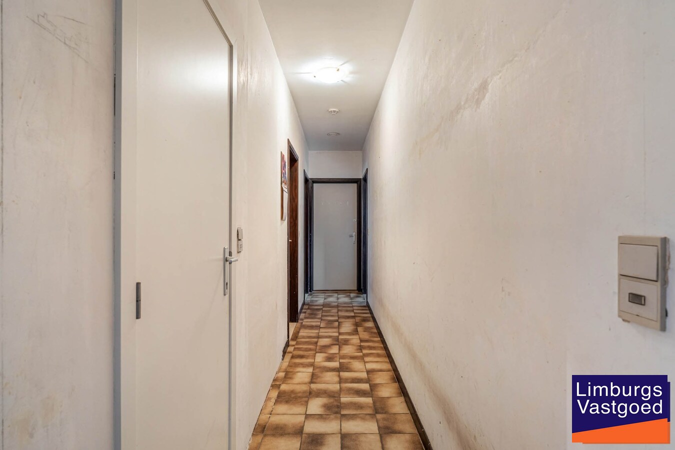 Landelijk gebouwencomplex voor paardenhouderij, op ong. 3ha 50a met stallen, weides/paddock, binnen-en buitenpiste, en woning. 