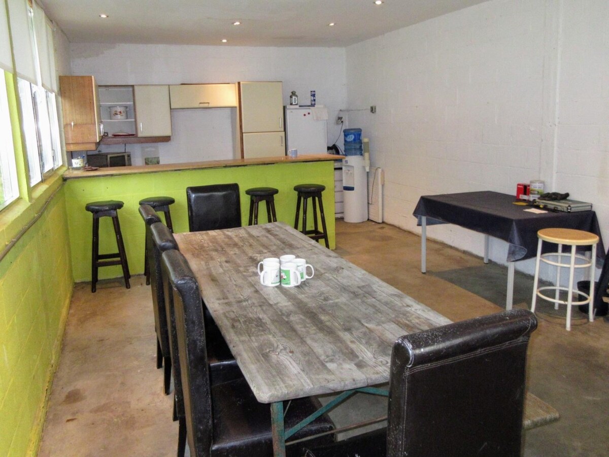 Paardenaccommodatie met 46 stallen, buitenpiste en hangaar op ca. 55 are te Linkhout (Lummen) 