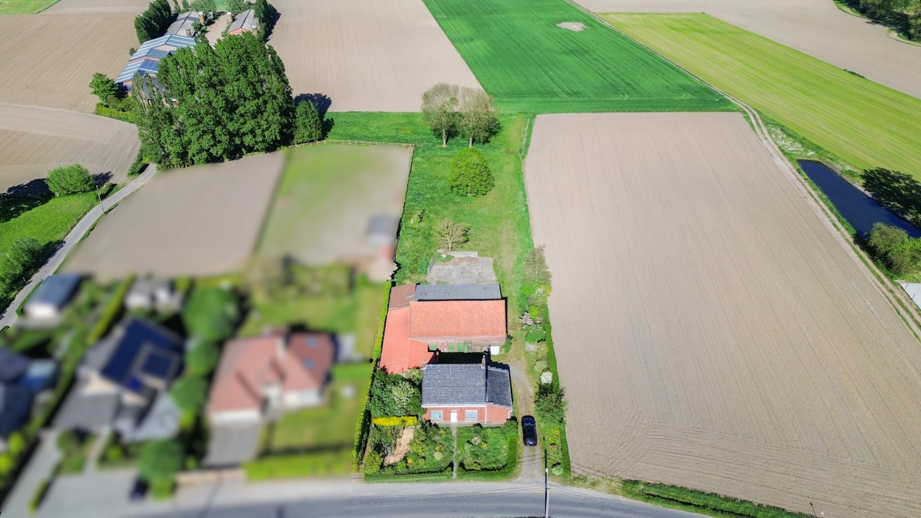 Landelijke hoeve-woning op ruim perceel, met weide en stallingen. 